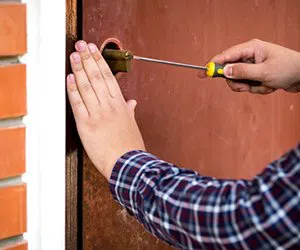 Lock Locksmith Tech Gilbert, AZ 480-525-7619 - garage-door-locks